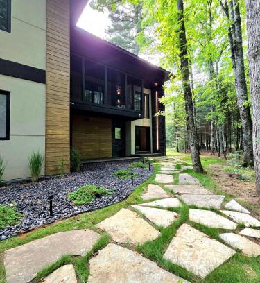 Eagle River House | Luxury Lakefront 4 BDR, 10 Beds, 4 Bath