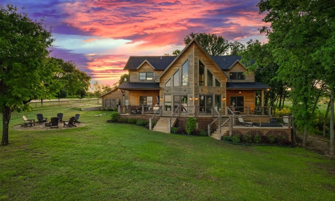 Streetman House | Luxury Lakehouse with Stunning Sunsets, a Private Spa, Home Gym, Gameroom & More