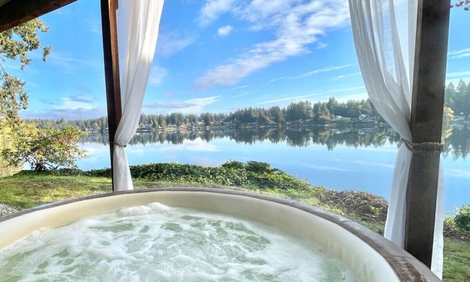 East Olympia House | Luxury Lakeside Retreat-S`mores Hot tub Watersports