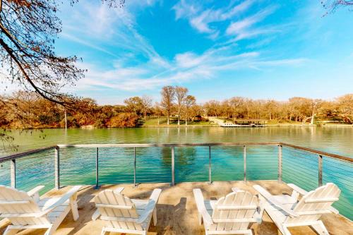 McQueeney House | Luxury Lakeside Stunner