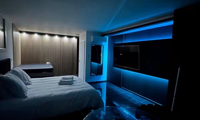 Martigues Apartment | Luxury Living Martigues - Black luxury suite