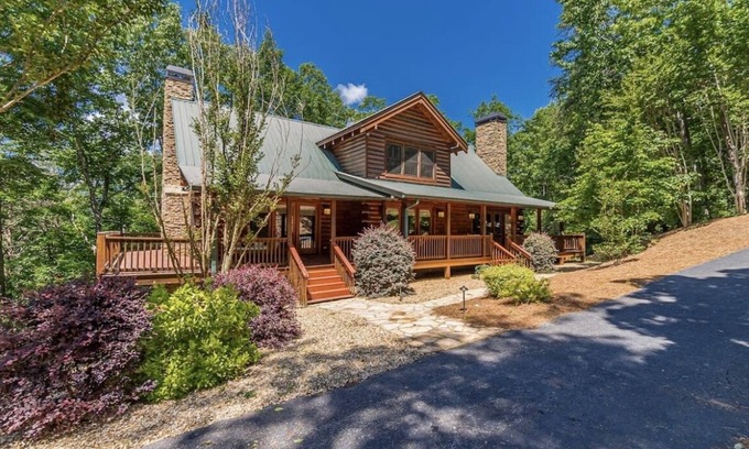 Dahlonega Cabin | Luxury Log Cabin + Hot Tub + Mins to Downtown Dahlonega