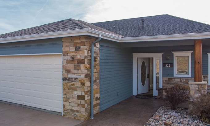 Stanley Hills Condo | Luxury log-cabin-style condo private outdoor hot tub, and wraparound deck!