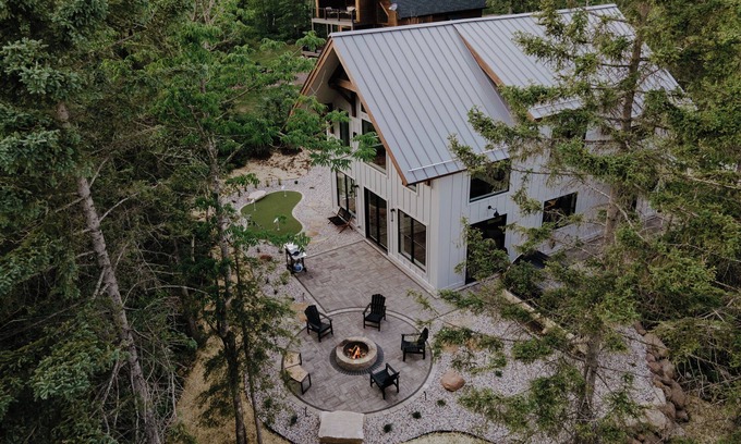 Lutsen House | Luxury Lutsen Cabin in the Perfect Location - Putting Green - Sauna - Sleeps 10