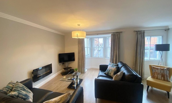Stratford-upon-Avon Apartment | Luxury, modern town centre, 2 beds, free parking for one vehicle