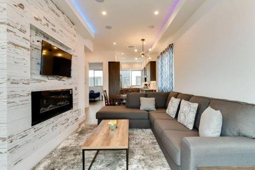 Mid City Villa | Luxury Modern 4 bedroom 3 Bath Home With Rooftop Deck #3