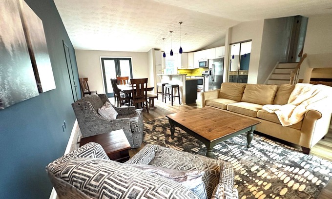 Herndon House | Luxury Modern Herndon Retreat w/Hot Tub – Minutes from Dulles & Reston.