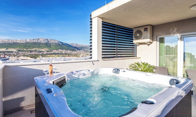 Mejasi Apartment | Luxury modern penthouse w jacuzzi & huge terrace