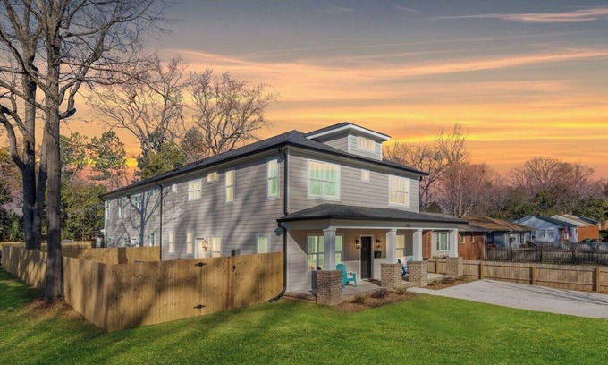 Charlotte House | Luxury Nature Retreat: Spacious Group Escape 1372