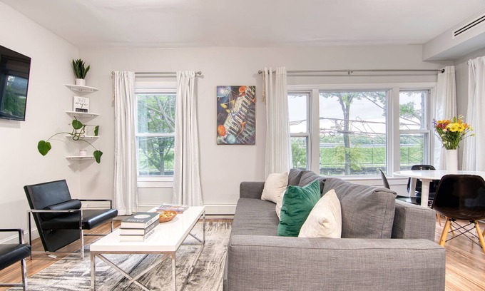 Kingsbridge Apartment | Luxury New-Build 2BR w King Bed, Designer Finishes + Ultra-Fast WiFi & AC
