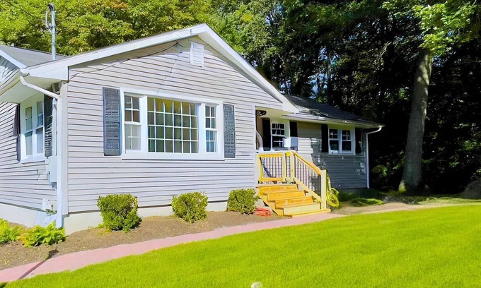 Montville House | Luxury, New, Quiet - King Beds, 5 minutes to Mohegan Sun