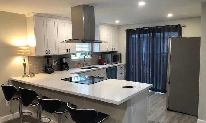 Everett House | Luxury Newly Remodeled 3 Bedroom Duplex Unit