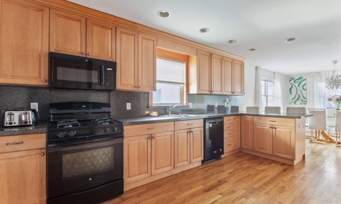 White Plains House | Luxury NY Home with Free Parking