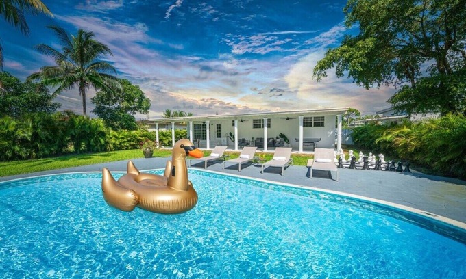 Golden Glades House | Luxury Oasis Pool, Movie Theatre, Fire Pit, Beach
