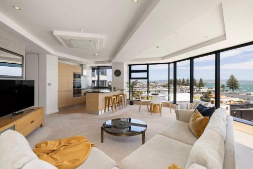 Mount Maunganui Apartment | Luxury Ocean & Harbour Views - Heated Pool, Main Beach & Gym