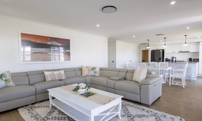 Dubbo House | Luxury on Lesmurdie - Close to Zoo & Golf Club