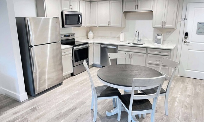 Plymouth Cultural District Apartment | Luxury One Bedroom Condo (650S.F.)