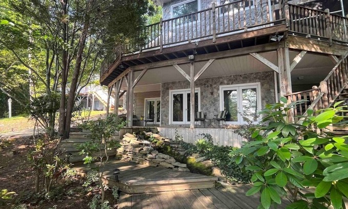 Southmont House | Luxury Paradise Awaits on the Lakefront