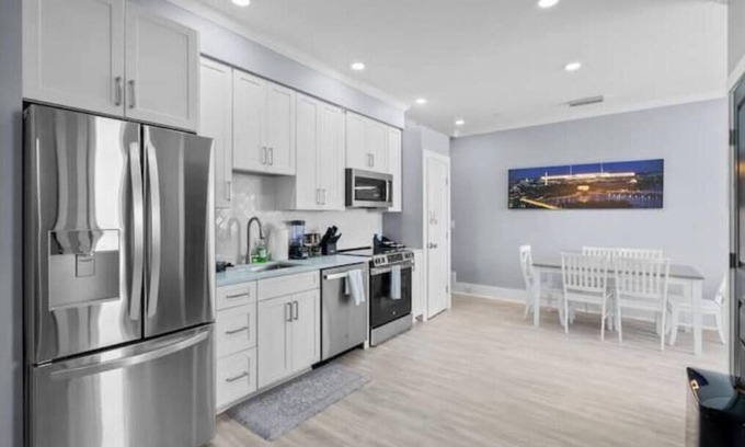 Kingman Park Apartment | Luxury Penthouse Condo+Rooftop+Private Parking+3BD