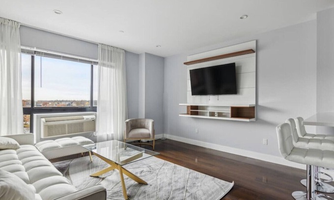 Southeast Yonkers Apartment | Luxury Penthouse Suite NYC! Parking+Gym+GameRoom!