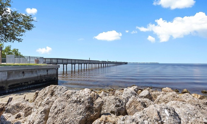 Charlotte Harbor Apartment | Luxury Place - 23017, one block away from Bayshore Park. 3/4 ml of Punta Gorda.