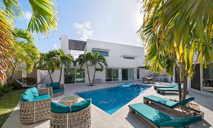 Jimmy Hill Villa | Luxury Pool Villa Steps Away From the Beach with Stunning Ocean Views