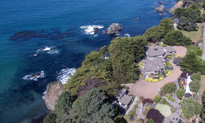 Gualala House | Luxury Private Retreat Waterfront Estate minutes to Sea Ranch golf course !