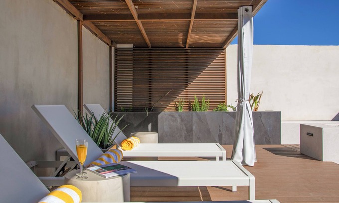 Winchester House | Luxury Resort-Style DESIGNER HOUSE, minutes to Strip +POOL +SPA