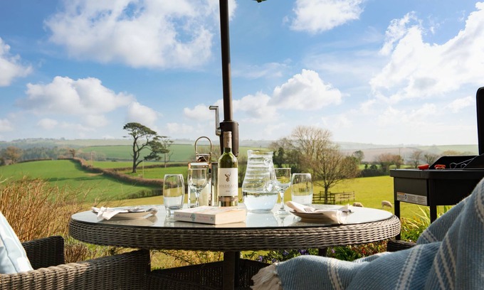 Widegates Cottage | Luxury retreat for 2 with stunning rural views, private hot tub and EV charging