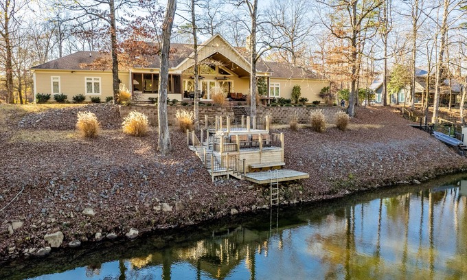 Murfreesboro Cabin | Luxury Retreat on Little Mo River, Fish From Private Docks, Kayaking, Serenity