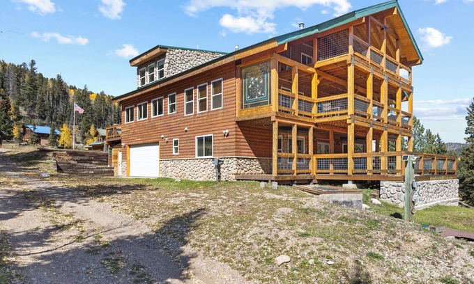 Red River House | Luxury Riverfront Cabin "Moe's Riverside Lodge" Pool Table-WIFI-AC-Pet Friendly