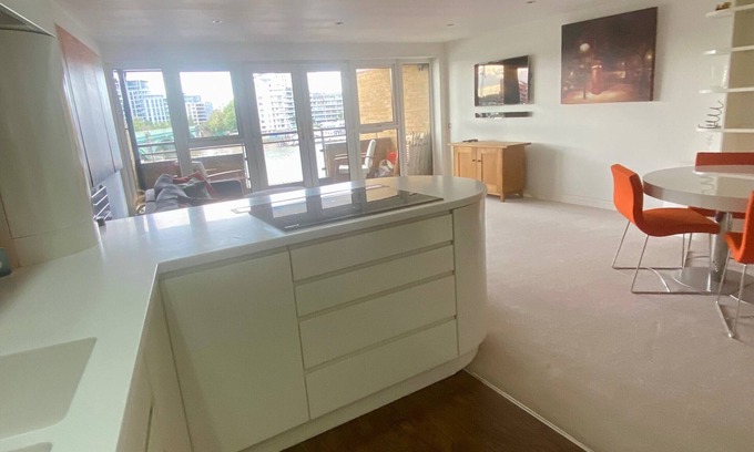 St. Mary's Park Apartment | Luxury riverside apartment in Battersea