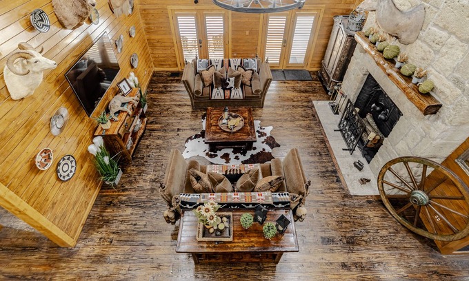 Lavon Cabin | Luxury Roland Cabin at Historical Farm