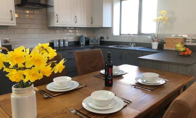 Hendrerwydd House | Luxury Secluded Barn With Private Hot Tub