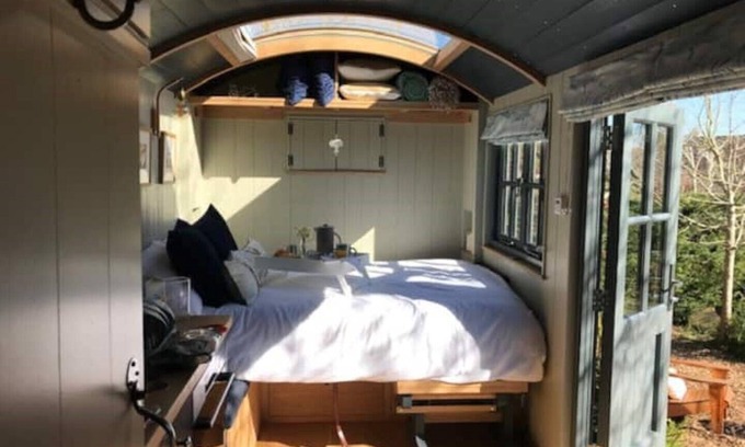 Frampton on Severn Cabin | Luxury Shepherds Hut Juliet