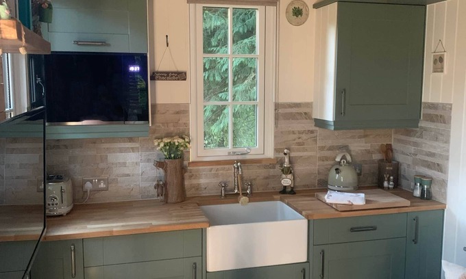 Lowton Cabin | Luxury Shepherd's Hut with Hot Tub