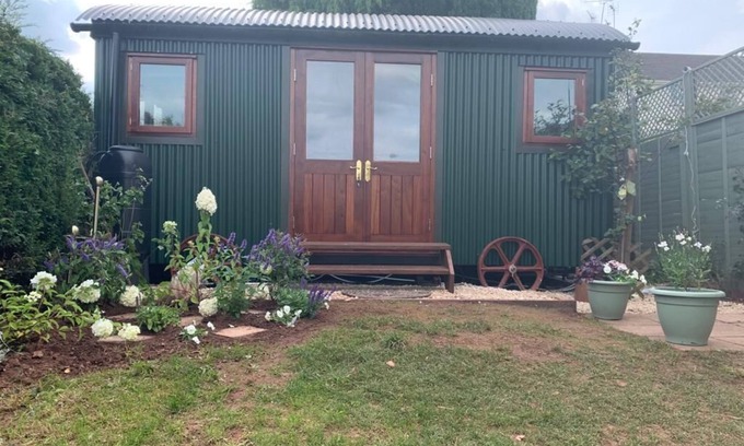 Saint Blazey Apartment | Luxury Shepherds Hut and Hot Tub Retreat