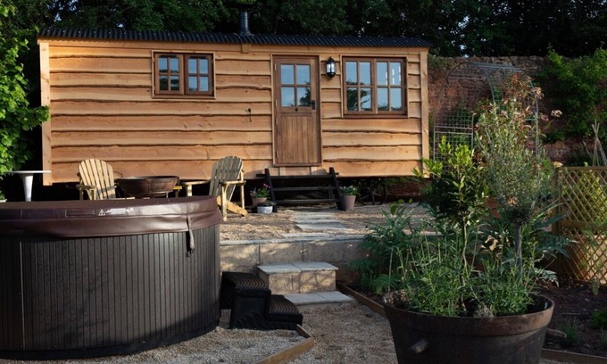 Belluton Cabin | Luxury Shepherds Hut with hot tub and WiFi in rural location near Bath +Bristol