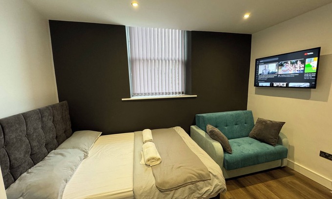Elland House | Luxury Southgate House 6 Bedroom 6 bathroom Jacuzzi Bath 2 Min M62 Free Parking