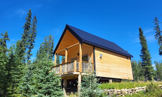 Nordegg Cabin | Luxury Stargazer Cottage - The Deer Den