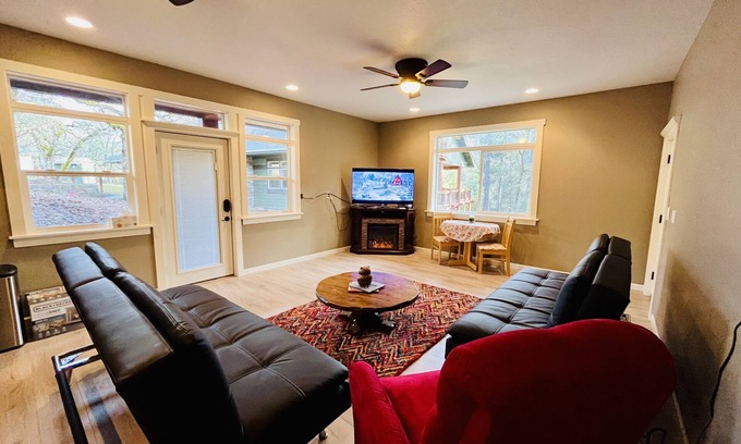 Trail Apartment | Luxury studio in the private hillside of Trail. Wi-Fi & Pet Friendly!