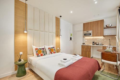 Saint-Fargeau Apartment | Luxury Suite in the Center of Paris