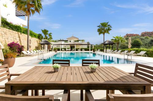 Ojen Apartment | Luxury & Sunny Apartment with Breathtaking View in Marbella East