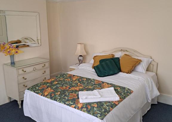 Seven Kings House | Luxury super double bedroom near London Seven Kings Train station