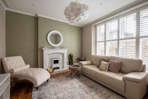 Tenby House | Luxury Tenby Old Town Retreat just 1-minute to Beach with Parking