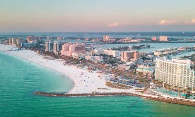 Hyde Park Apartment | Luxury Top floor escape W/Pool,Gym,FREE parking!