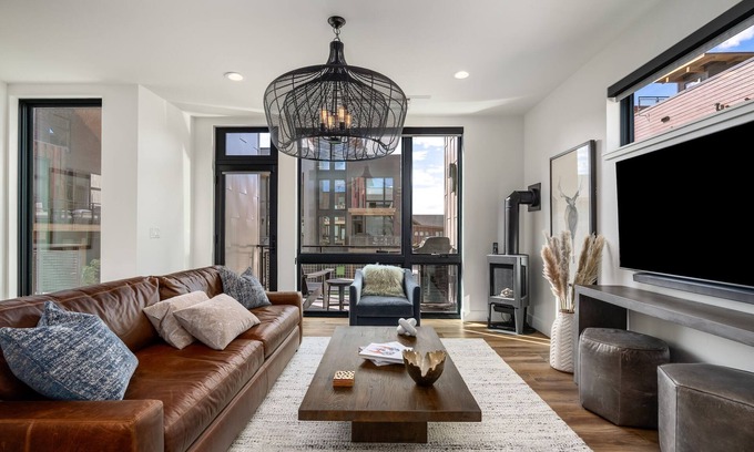 Steamboat Springs House | Luxury Townhouse with Rooftop Deck & Hot Tub, Close to Skiing - Skyline Retreat