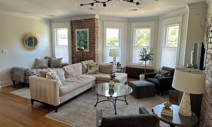 Old Town West House | Luxury townhome in Old town 2 blocks to King Street