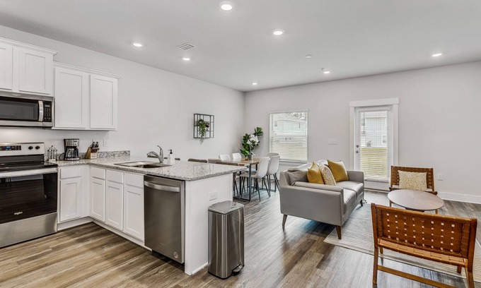 Northeast Pensacola House | LUXURY TOWNHOME NEAR DOWNTOWN AND PENSACOLA BEACH