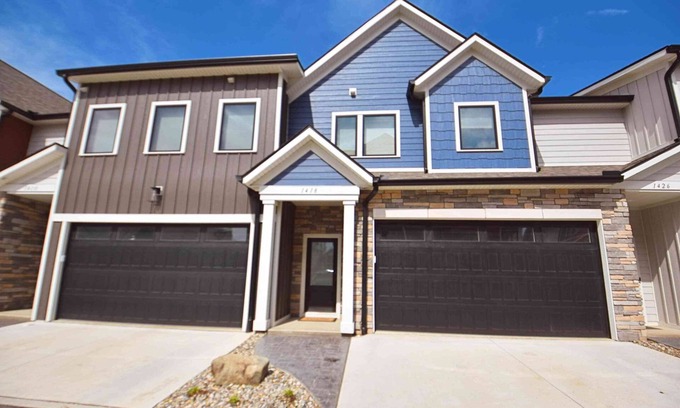 Wooded Estates House | Luxury Townhouse near Notre Dame with Fireplace & Pit (1418)
